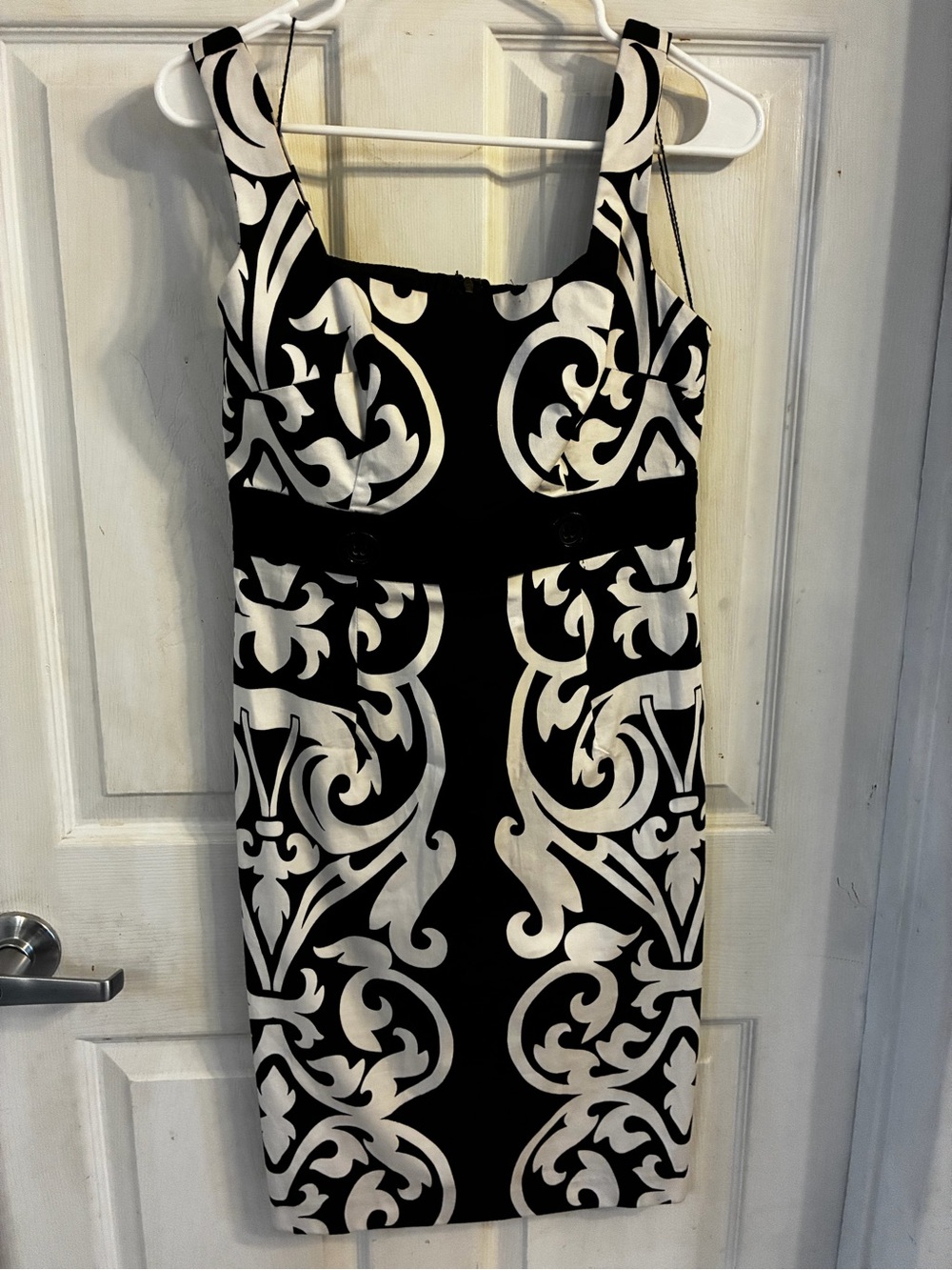 Signature London Style Classic Black & White Scroll-Print Sheath Dress, Size: 4